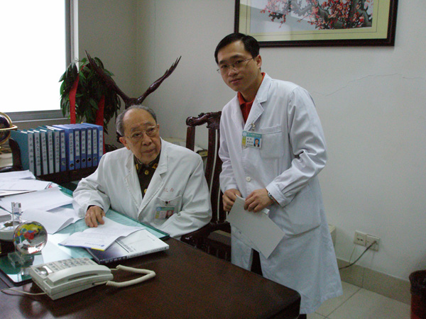 郑东海医师与恩师吴孟超院士在一起
